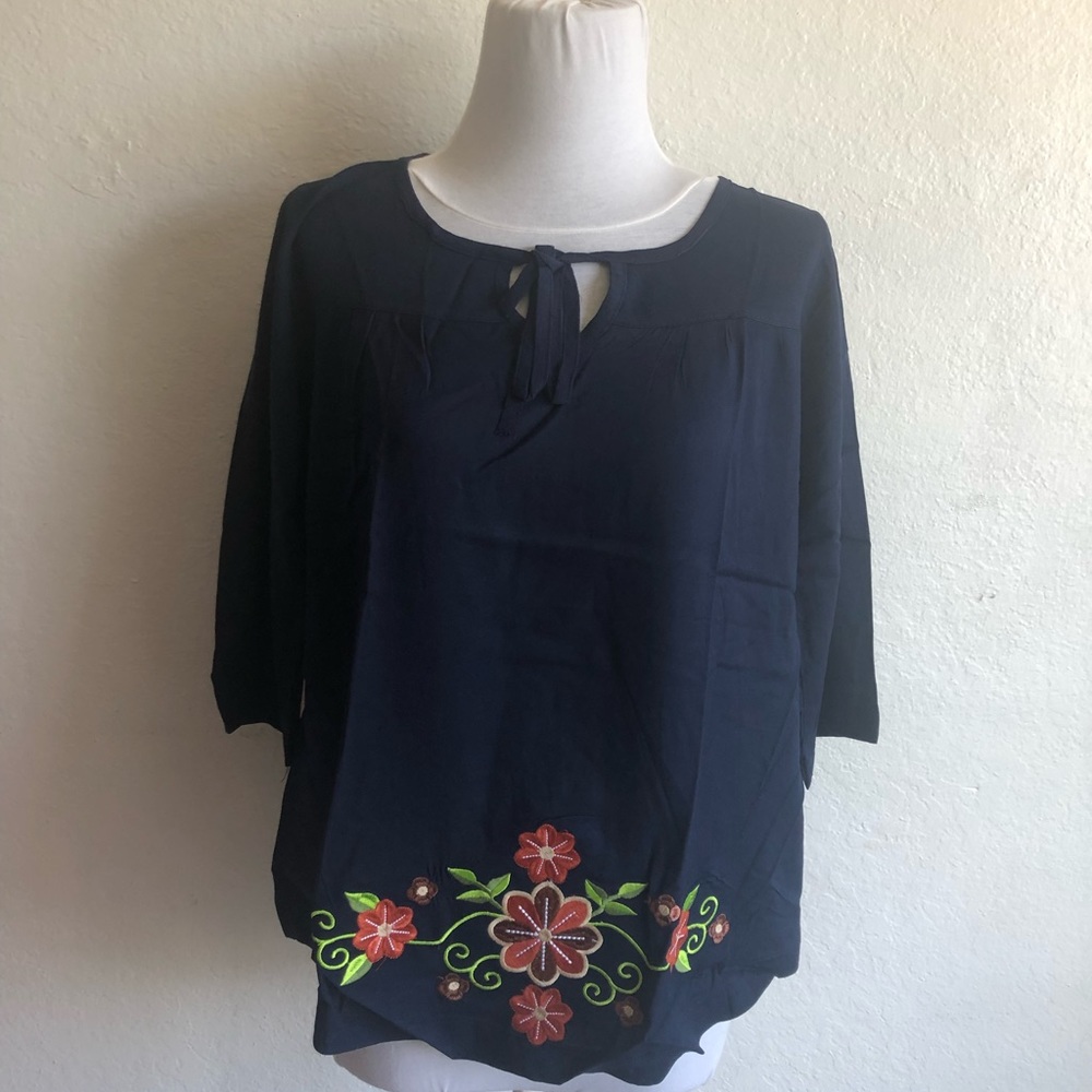 Lace trimmed flowers design blouse